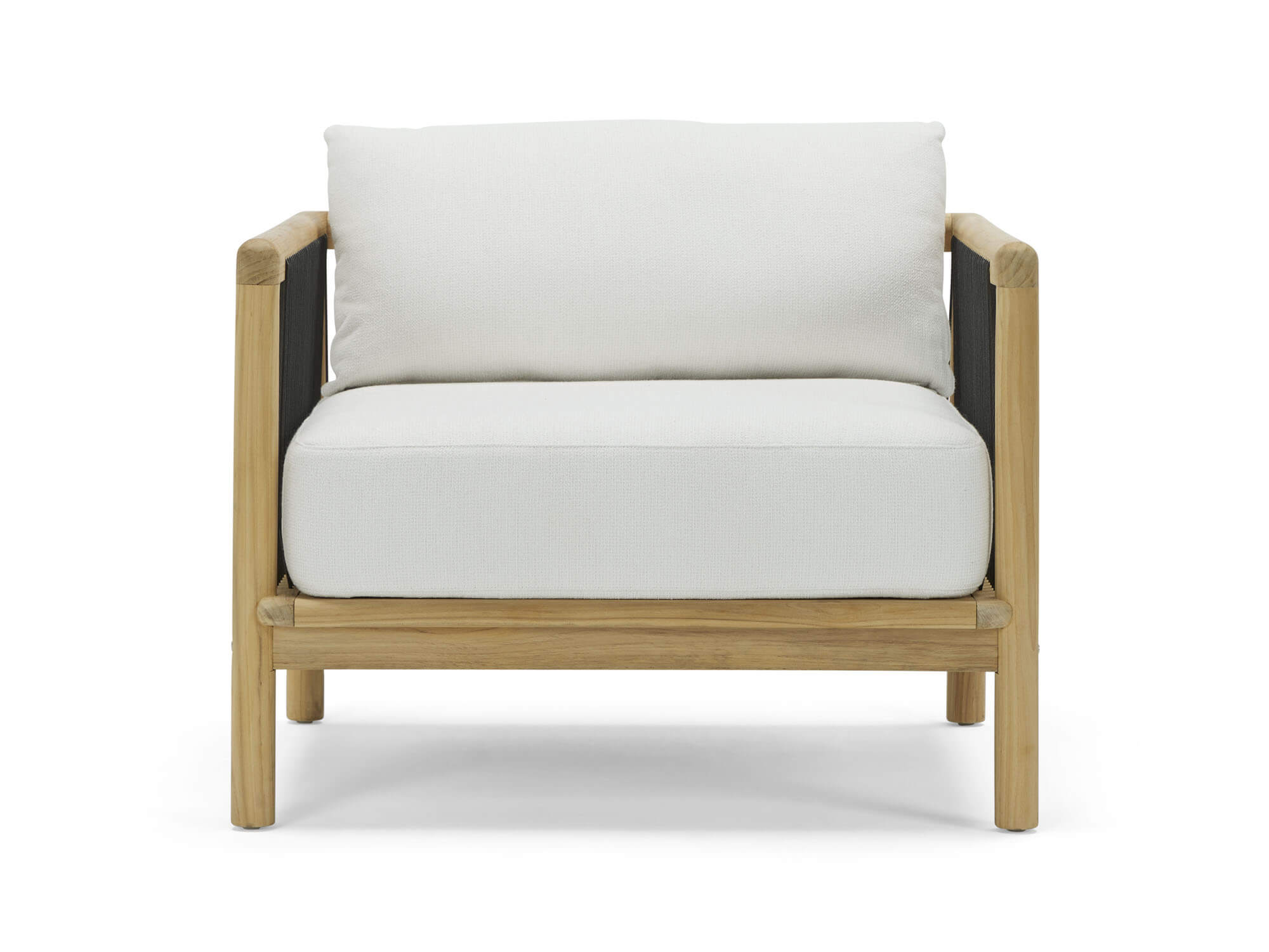 Vue de face d'une chaise d'extérieur avec coussins blancs